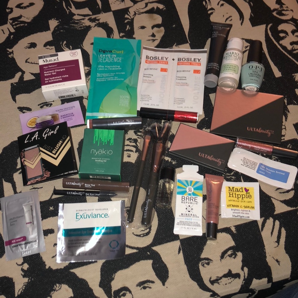 Lot of 26 samples/ deluxe sizes